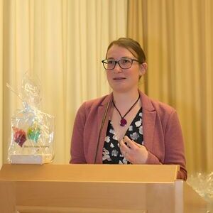 Stefanie Schmied von der Bibliotheksfachstelle führte durch das Programm