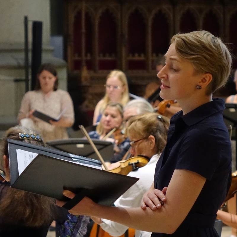 Johanna Falkinger und der Chor des Konservatoriums für Kirchenmusik der Diözese Linz
