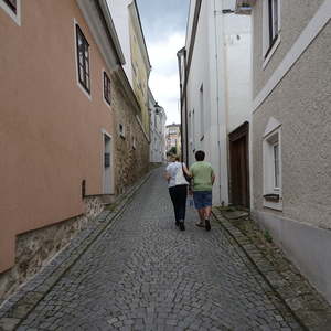 Stefanie Petelin und Florian auf dem Weg durch Weitra...