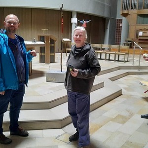 Pastoralvorstand Matthias List, die Künstlerin Iris Andraschek und ihr Kollege