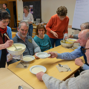 Frauen der Katholischen Frauenbewegung Kirchdorf bieten köstlichen Suppen an