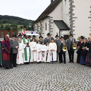 Segnung des neuen Rettungsautos für Tansania