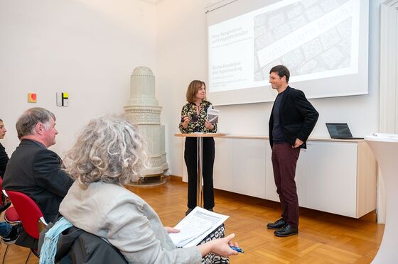 Buchpräsentation: Neue Perspektiven auf Kriegerdenkmäler / © Diözese Linz / Thomas Markowetz Martina Gelsinger und Andreas Schmoller, zwei von vier Herausgeber:innen, f?hrten durch die Buchpr?sentation.