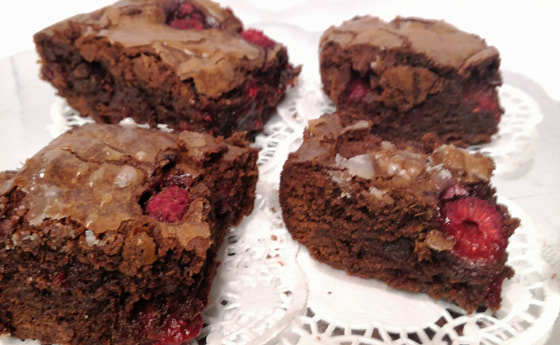 Schoko-Brownies mit Himbeeren