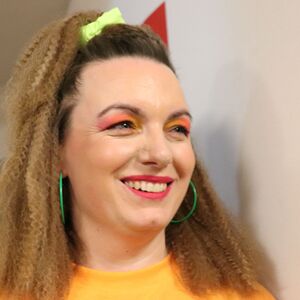 Föhnfarisur trifft Schulterpolster - Das Motto dieses Festes