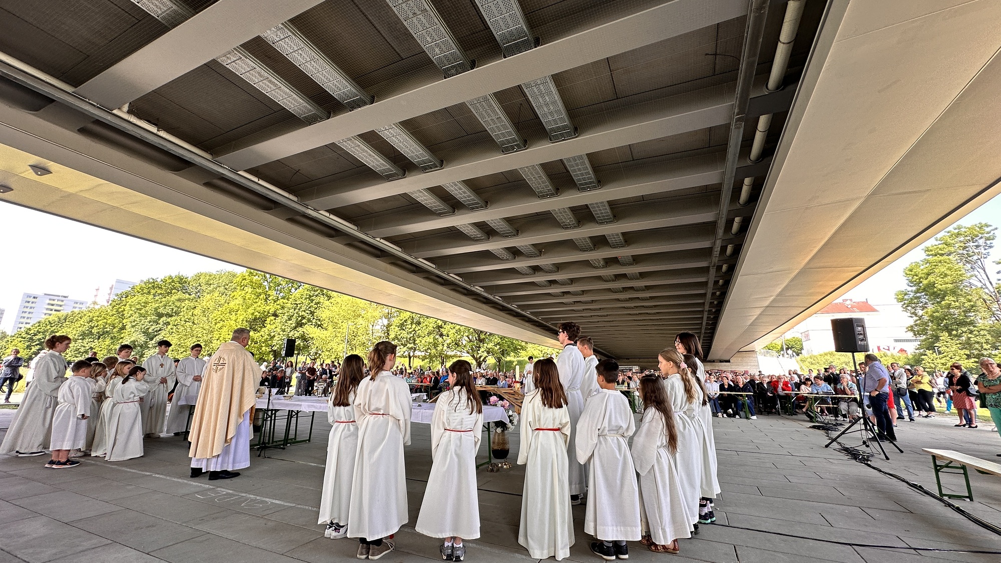 Gottesdienst unter der Brücke