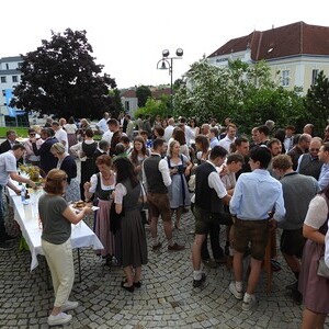 Feierliche Festagape im Kirchhof