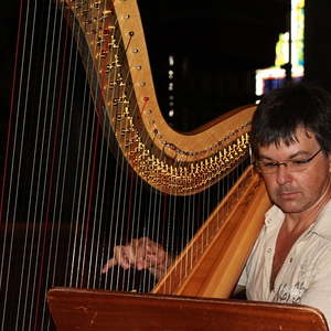 Harfenist Werner Karlinger beim Erproben des Raums