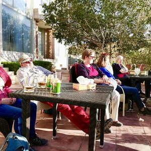 Sogar ein Glas Bier ließen sich einige nach 12 km Wanderung schmecken. Kein Wunder, wenn man da müde wird.