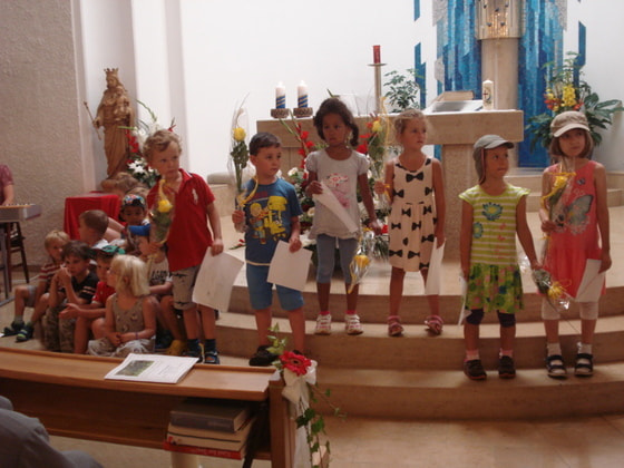 Die Kinder des Sommerkindergartens gratulierten mit einem Lied und einer Rose. Sie vertreten alle Kinder, für die die Jubilarinnen da waren und sind.                            