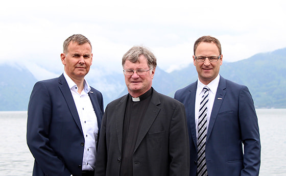 V. l.: Robert Oberfrank (WKO Gmunden), Bischof Manfred Scheuer, Martin Ettinger (WKO Gmunden).
