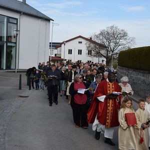 Palmweihe vor dem Pfarrheim