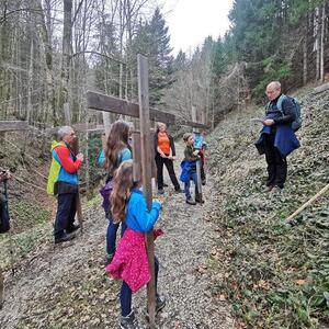 Danach bedenken wir die Kreuzwege vieler Menschen im Krieg.