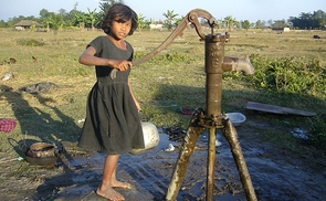 Kind beim Wasserholen in Indien