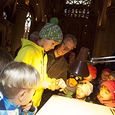 Steinmetzmeister Gerhard Fraundorfer mit seinen kleinen GehilfInnen beim Einmeißeln des Kreuzes in den neuen Altar.