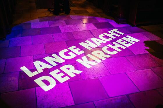 Lichtprojektion; Lange Nacht der Kirchen 2026 / © Diözese Linz / Johannes Kienberger Lichtprojektion 'Lange Nacht der Kirchen' in der Linzer Ursulinenkirche.