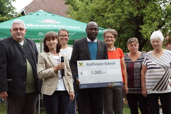        Ein Teil des Leitungsteams bei der Spendenübergabe                        