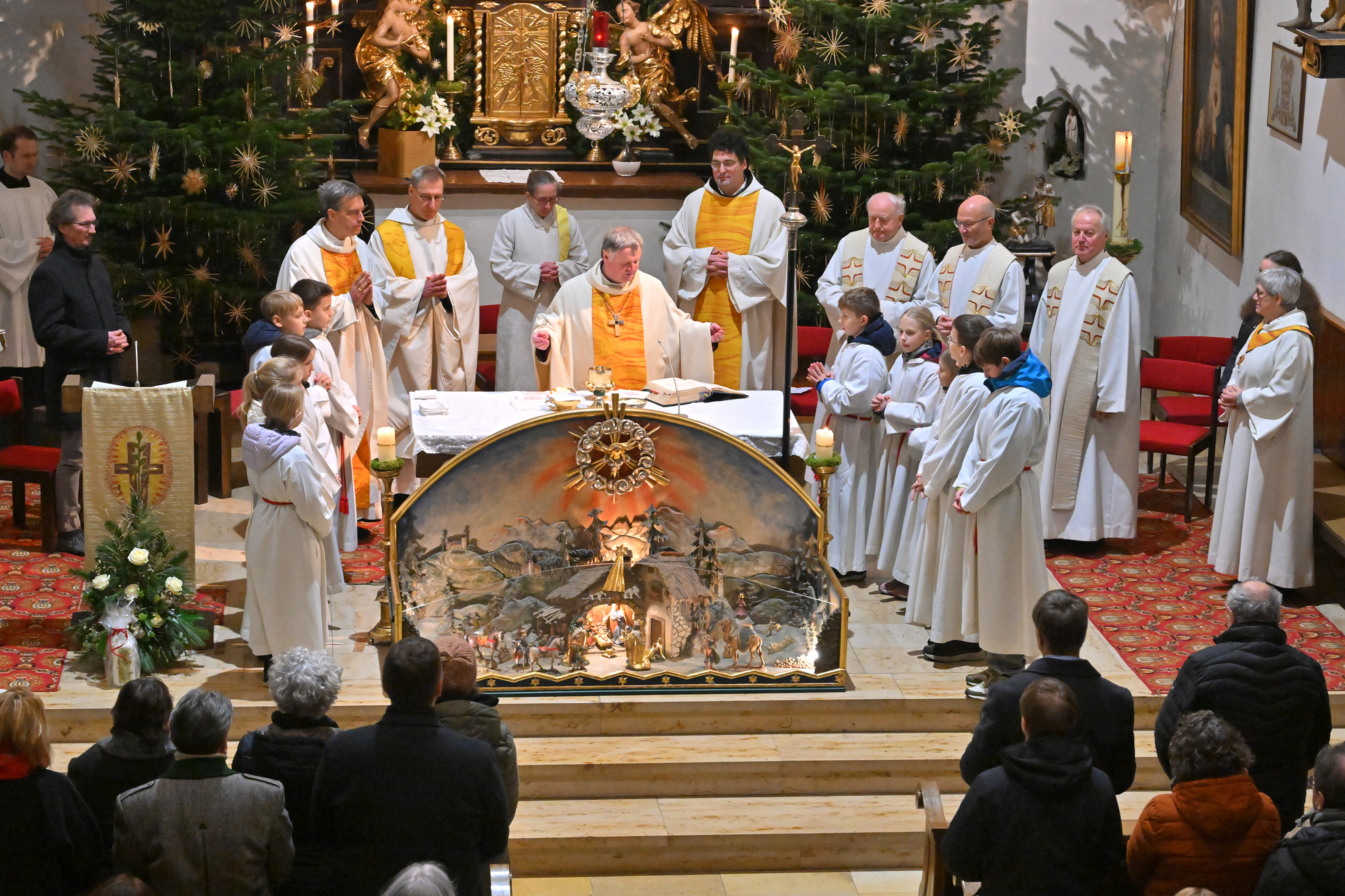 Festgottesdienst zur Amtseinführung von Pfarrer und Pfarrvorständ:innen in der neuen Pfarre Almtal