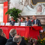 Podiumsdiskussion mit Dr. Michael Fuchs, Dr.in Ilona Nord und Dr. Peter Kirchschläger. Moderation durch Matthäus Fellinger von der Kirchenzeitung.