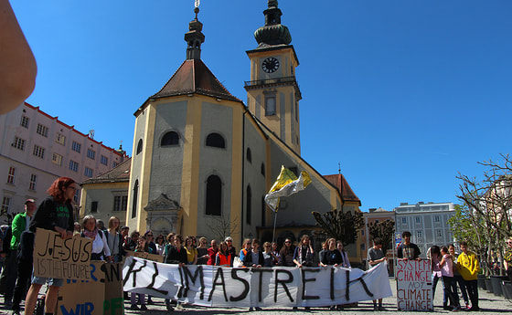 Die Uhr der Stadtpfarrkirche Linz zeigt 5 vor 12 beim Klimastreik.