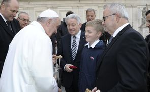 V. l.: Papst Franziskus, LH Dr. Josef Pühringer, Friedensicht-Kind Niklas Dumhart und Günter Hartl (ORF OÖ)