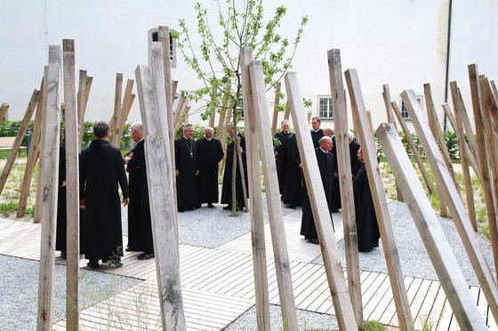 Holzstelen mit Worten des hl. Benedikt laden zum Innehalten und In-sich-Gehen ein.