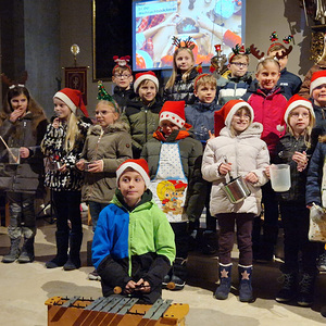 Kinderchor bei 'In der Weihnachtsbäckerei'