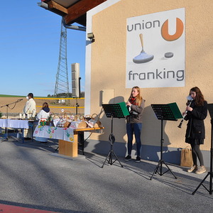 Am Vorplatz der Mehrzweckhalle