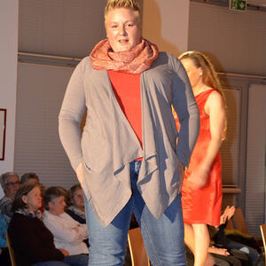 MODENSCHAU und Informationen über ökologisch und fair hergestellte Kleidung 