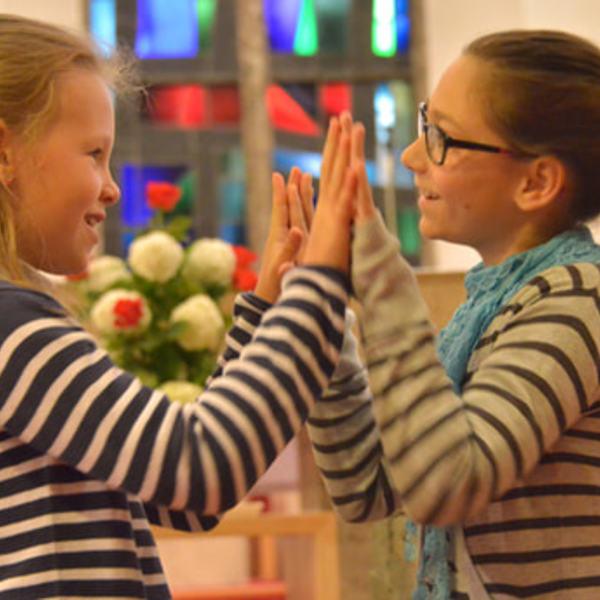 „Hände, die schenken“ – Muttertags-Gottesdienst„Danke, dass Mama und Papa immer da sind, wenn ich sie brauche,“ haben die Jungscharkinder in den Fürbitten gesagt. Zum ersten Mal hat die Kirchdorfer Jungschar einen Muttertags-Gottesdienst gestaltet. 