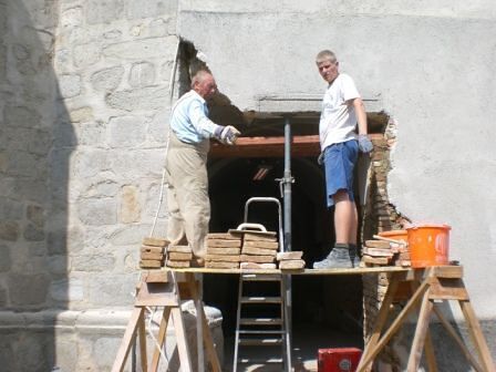 Behindertengerechter Eingang und Eingang zur Sakristei