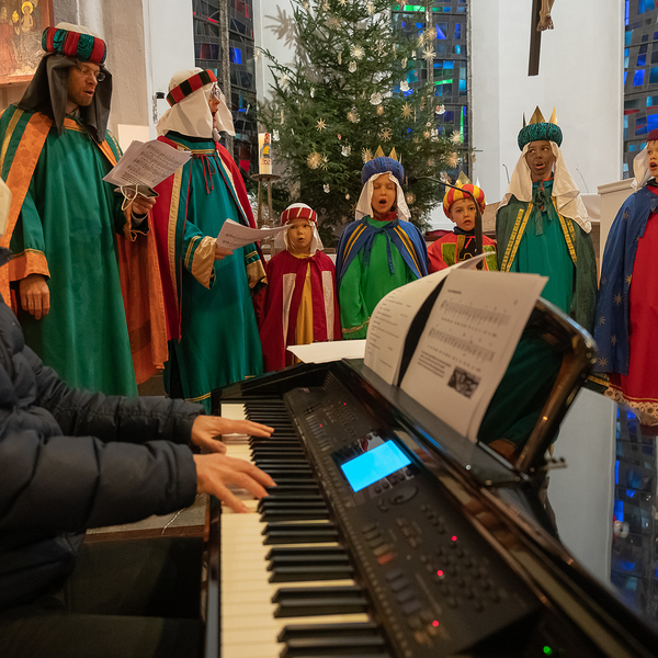 Bild: Familie Pimminger sang mit ihren drei Kindern und deren Cousine und Cousin beim Vormittags-Gottesdienst am Dreikönigstag, am Clavinova Christoph StöcklerSternsingermesse Pfarre Kirchdorf70 Personen waren in 15 Sternsinger-Gruppen unterwegs.F