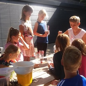 Kleine Forscher*innen in der Bibliothek Pregarten