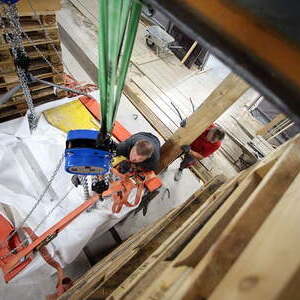 Exakte Positionierung des neuen Altars auf der Altarinsel