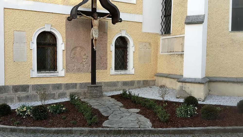 Bepflanzug um die Kirche