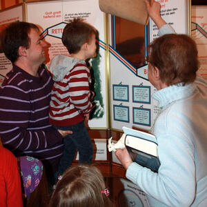 Kinder bei der Buchaustellung