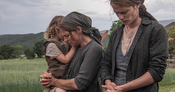 Valerie Pachner (re.) als Franziska Jägerstätter