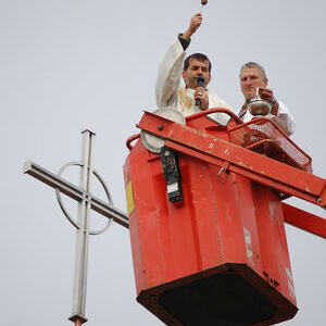 Erntedankfest mit Turmkreuzsteckung und Turmkreuzsegnung