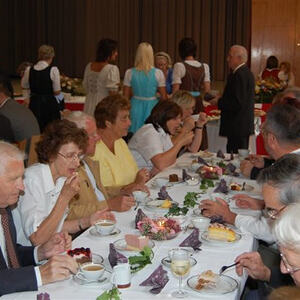 Trachtensonntag mit Ehejubilaren