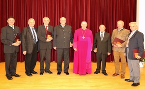 Die Ausgezeichneten mit Diözesanbischof Dr. Ludwig Schwarz