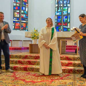 PGR-Obmann Stellvertr. Ida Brandstätter bedankt sich bei Pfarrverwalter Günter Wolfinger und Pastoralassistentin Bernadette Hackl anlässlich ihres Abschieds von der beruflichen Tätigkeit in der Pfarre Kirchdorf/K