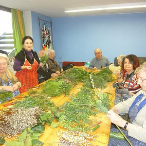 Palmbesen binden im Pfarrhof