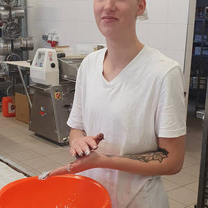 Tamara Hinteregger vom Caritas-Projekt BACKma's in Wels mit den Brotkeksen