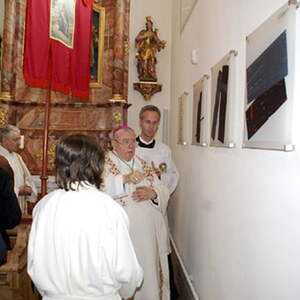 Bischof Dr. Ludwig Schwarz segnet den neuen Kreuzweg