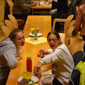 gesegnete Speisen werden verzehrt