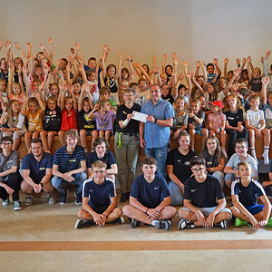 Bgm. Norbert Weber überreicht die Spende der Gemeinde