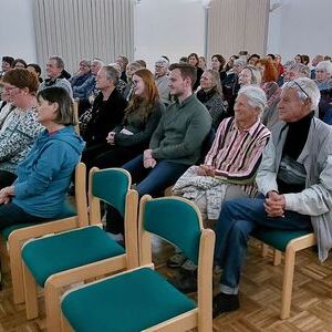 Ein gut gefüllter Pfarrsaal.