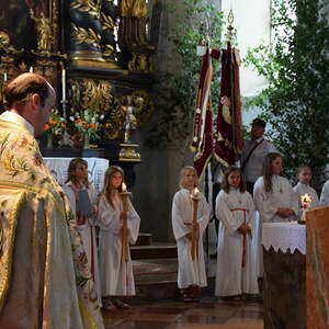 Angekommen in der Kirche, beten wir für den Glauben der ganzen Kirche und erhalten den eucharistischen Segen. 