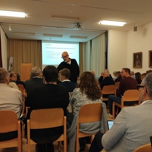 Fachbereichsleiter Ewald Kupfinger bezieht das Publikum mit ein