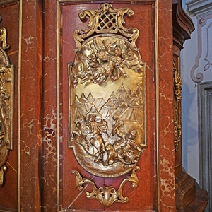 Holzrelief am Hochaltar: Engel tötet Assyrer